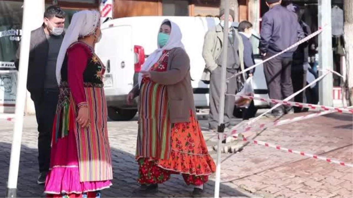 KASTAMONU - Azdavay\'ın coğrafi işaretli yöresel giysisinde başlıklar kadınların medeni durumuna göre değişiyor