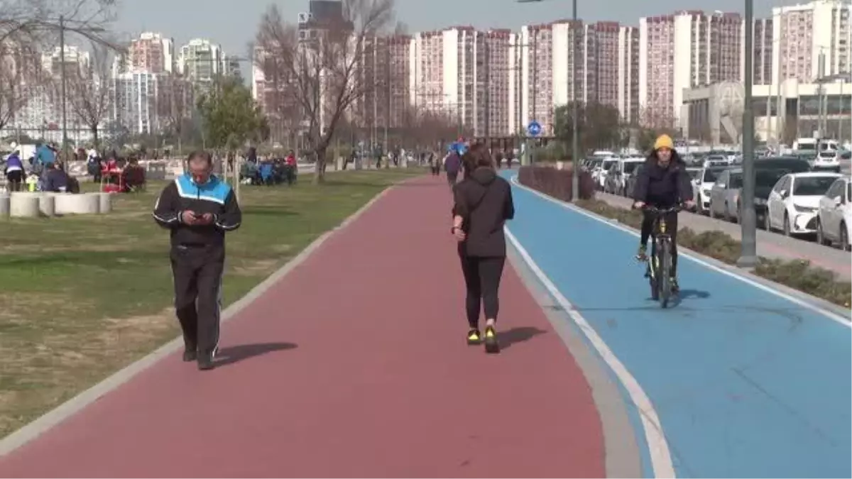 Kısıtlamanın olmadığı ilk cumartesi cadde ve meydanlarda hareketlilik yaşanıyor