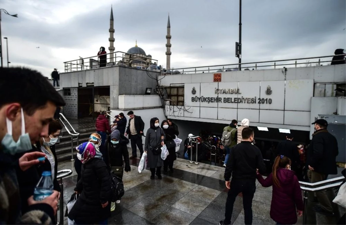 Kısıtlamasız ilk cumartesinde vatandaşlar Eminönü\'ne akın etti