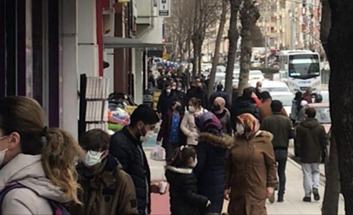 Kontrollü normalleşmenin ilk hafta sonunda sokaklar yine doldu
