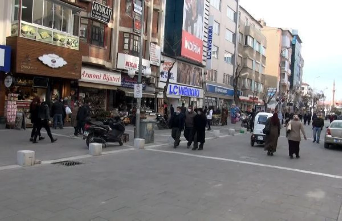 Son dakika haberi: Koronavirüsle mücadelede başarılı kent Uşak\'ta vatandaşlar sokağa çıktı