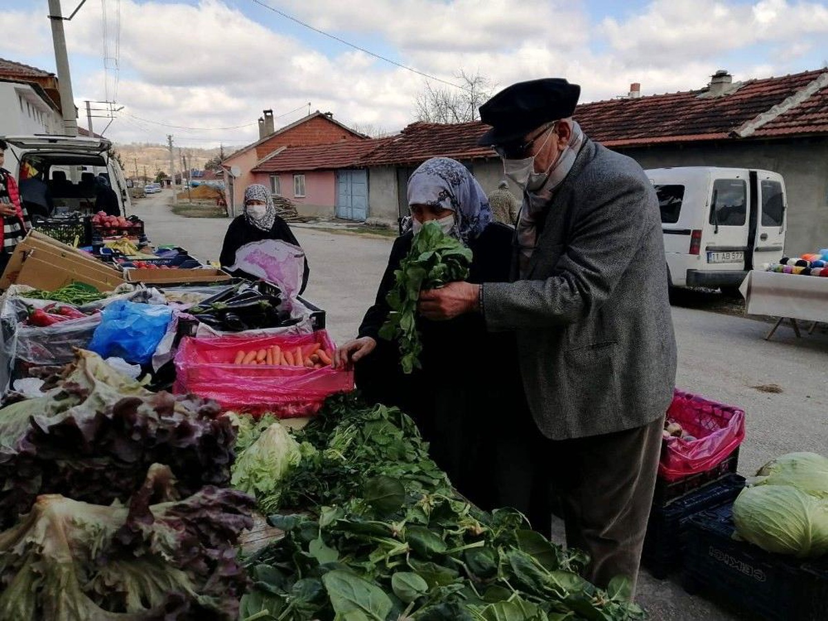 Köy muhtarının örnek davranışı gelenek oldu