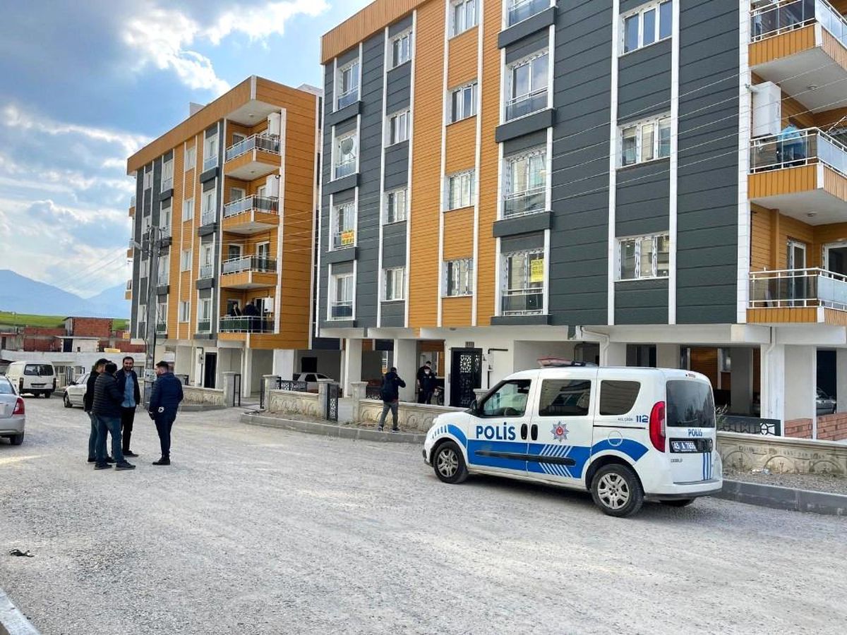 Kuru sıkı tabancayla oynayan genç kendini vurdu