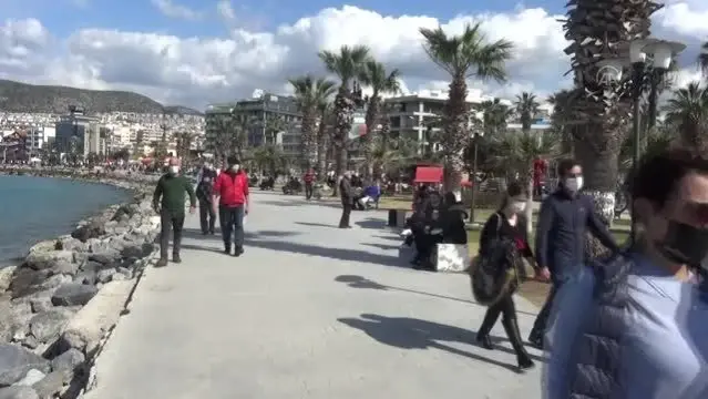 Kuşadası kısıtlamasız ilk cumartesiyi hareketli geçirdi