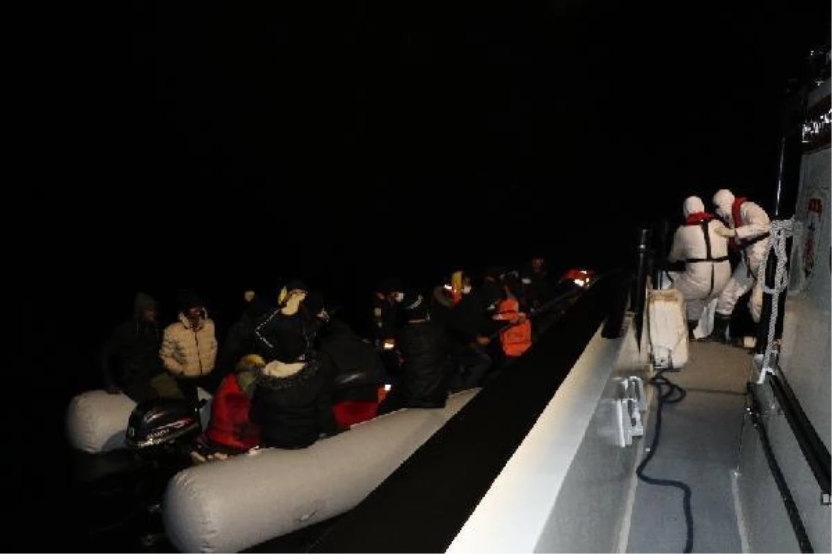 Lastik botları su alan 36 kaçak göçmeni Sahil Güvenlik kurtardı