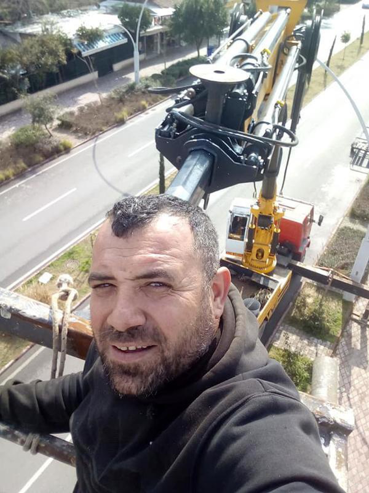 Makineleri TIR\'a yüklerken 2 metre yükseklikten düşüp, öldü