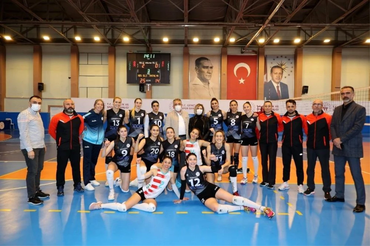 Nevşehir Belediyespor Kadın Voleybol takımı, Antalyaspor\'u rahat geçti