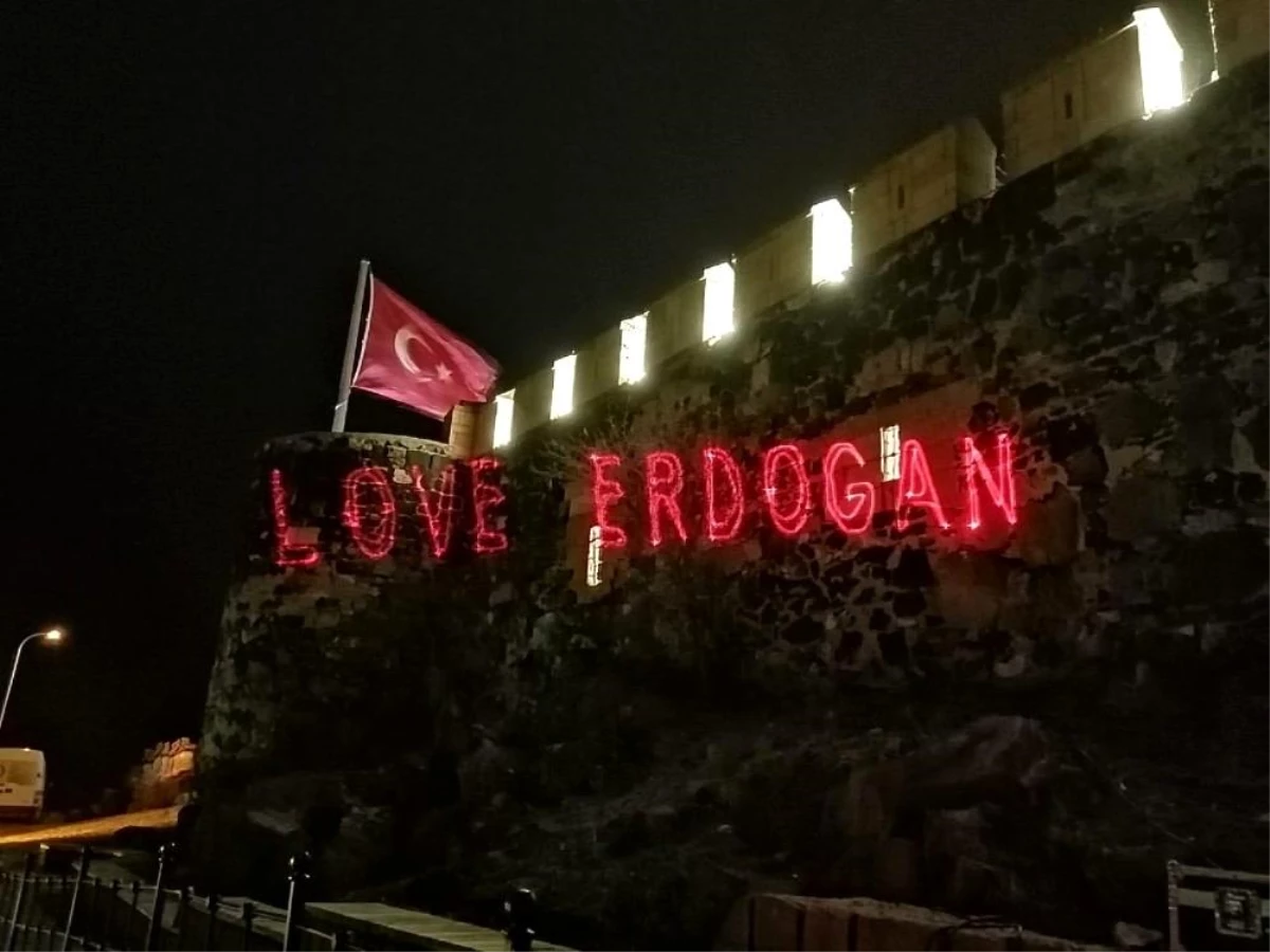 Son dakika haber: Nevşehir Kalesi\'ne "Love Erdoğan" görseli yansıtıldı