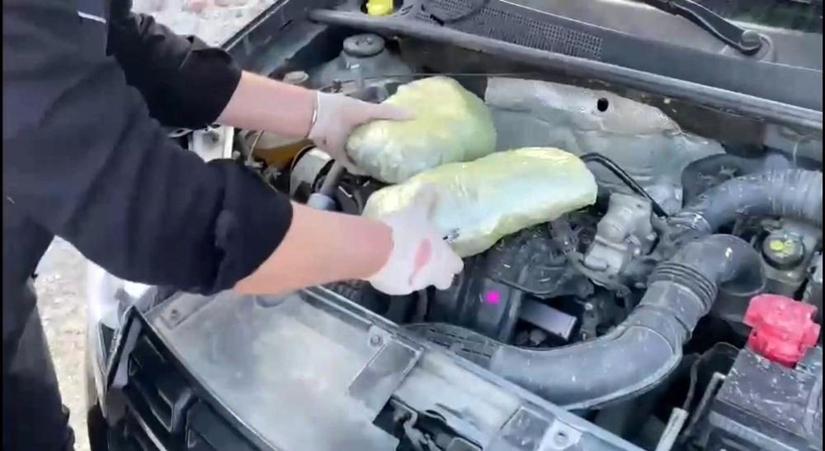 Otomobil kaputunda 1 kilo 300 gram esrar ele geçirildi