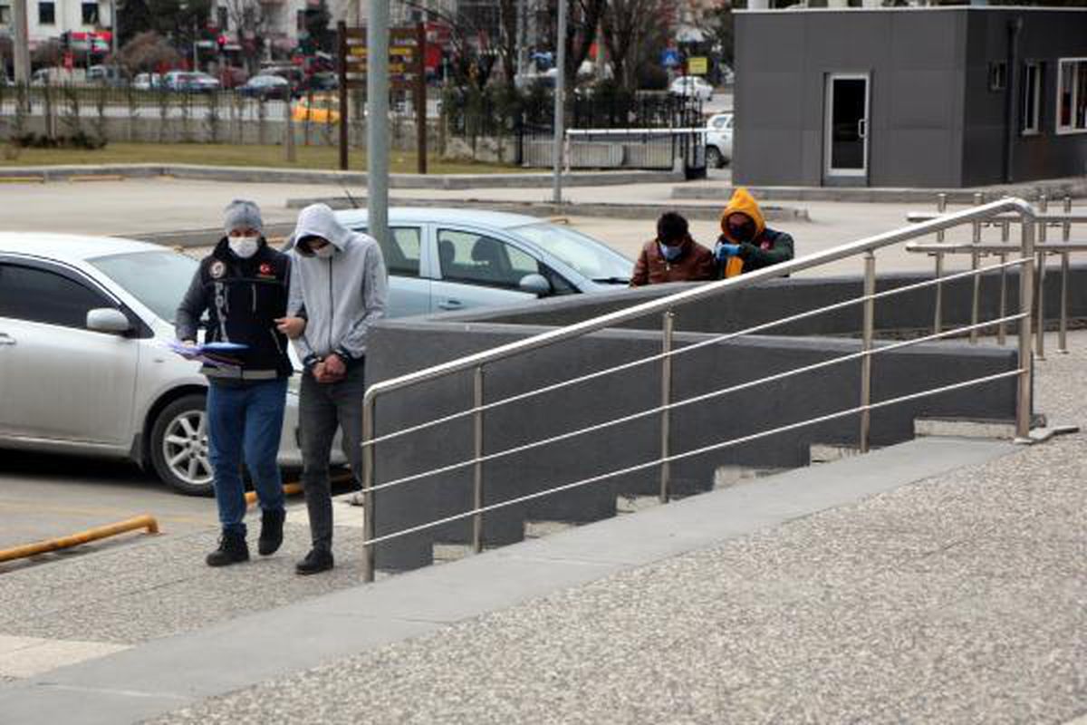 Son dakika haberi! Otomobilde uyuşturucuyla yakalanan 2 kişi gözaltına alındı