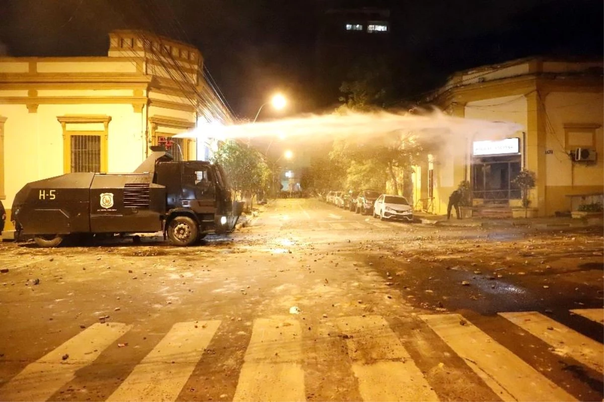 Paraguay\'da korona virüs protestoları sokakları savaş alanına çevirdi