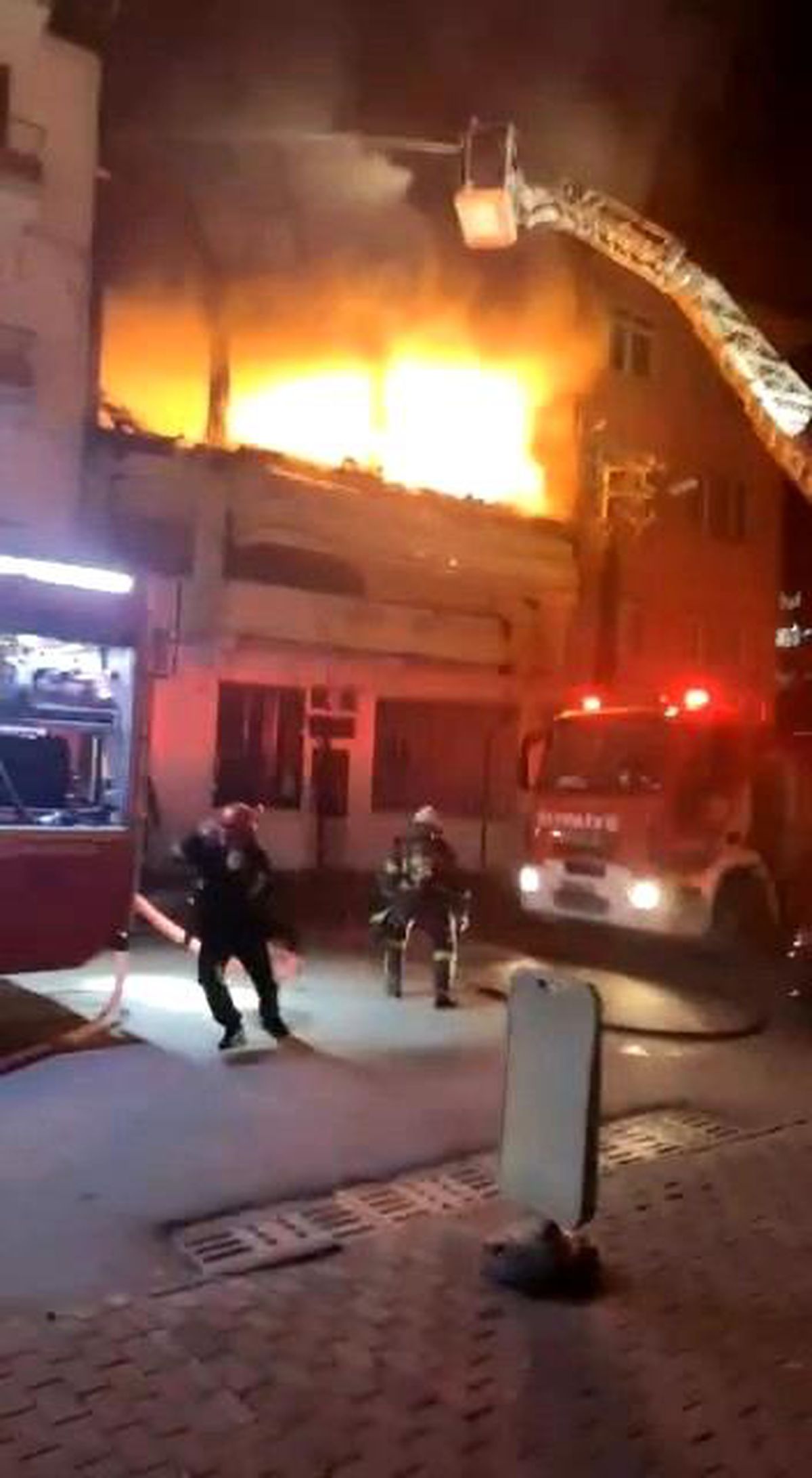 Piknik tüpü patladı, depo alev alev yandı
