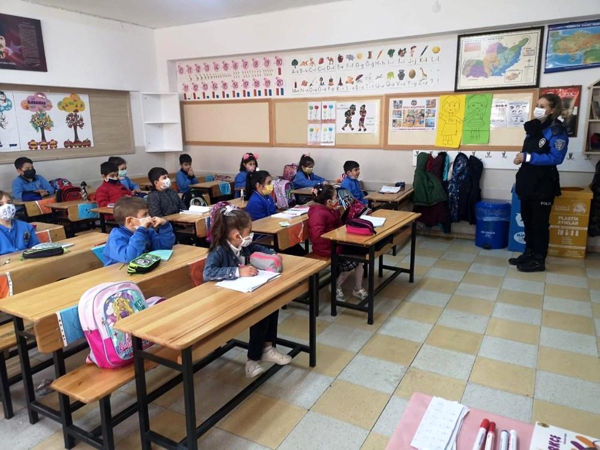 Son dakika haber... Polisler, öğrencileri korona virüs konusunda uyardı