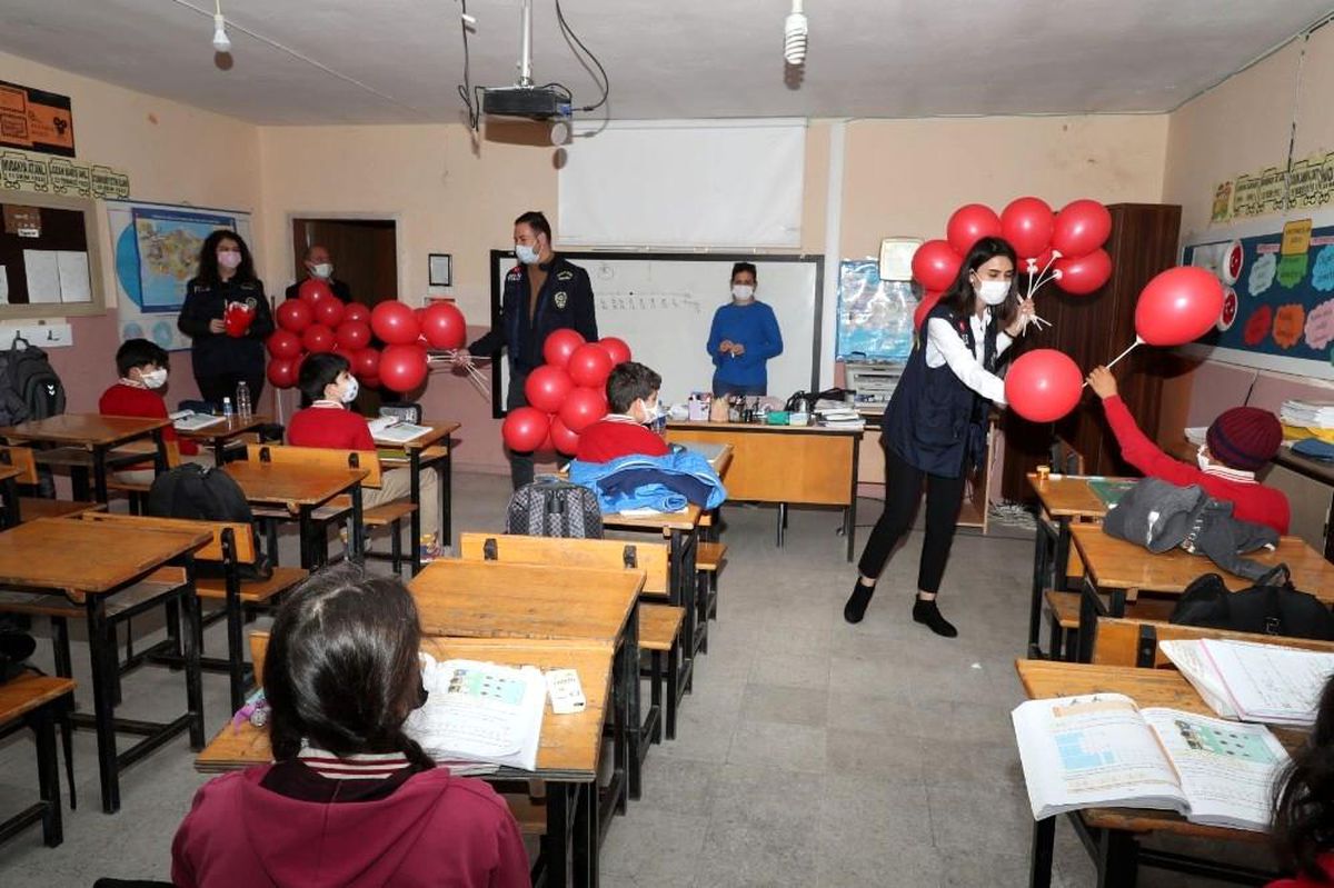 Polislerden çocuklara balon