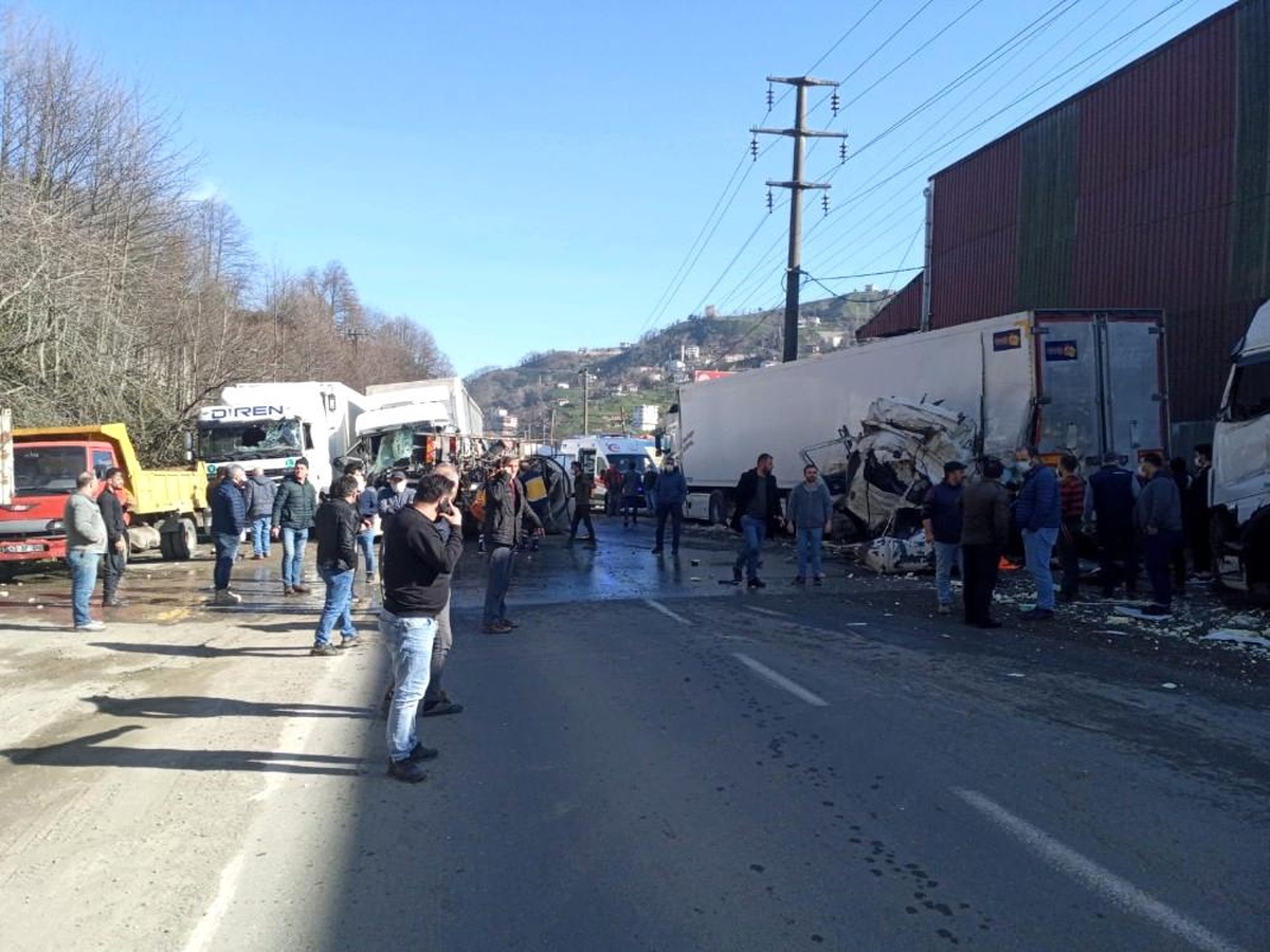 Son dakika haberleri! Rize\'de beton mikseri tır ile çarpıştı: 1 ölü