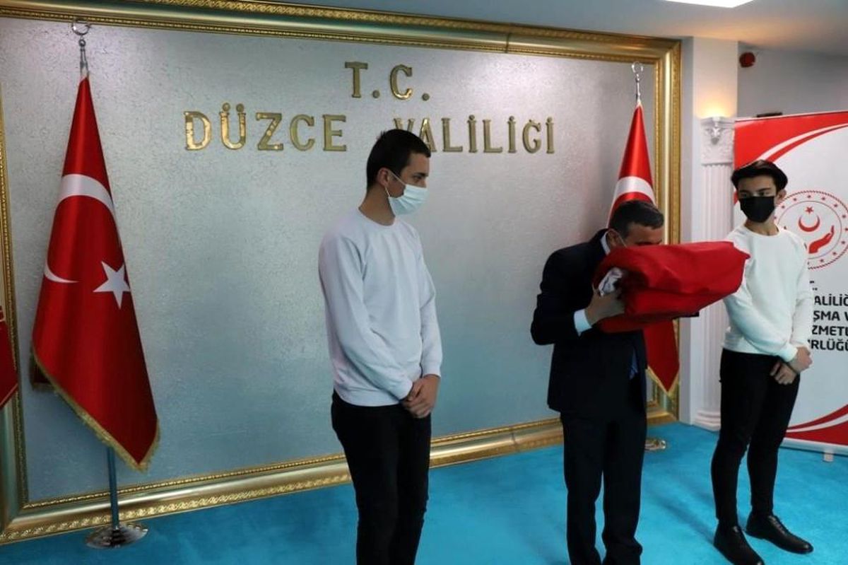 Sakarya\'dan teslim alınan Bayrak Bolu\'ya uğurlandı