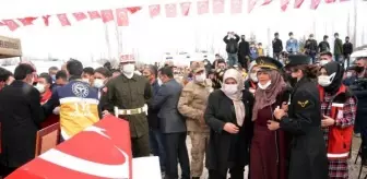 Şehit annesi: Yiğidim, şehidim, dimdik ayaktayım