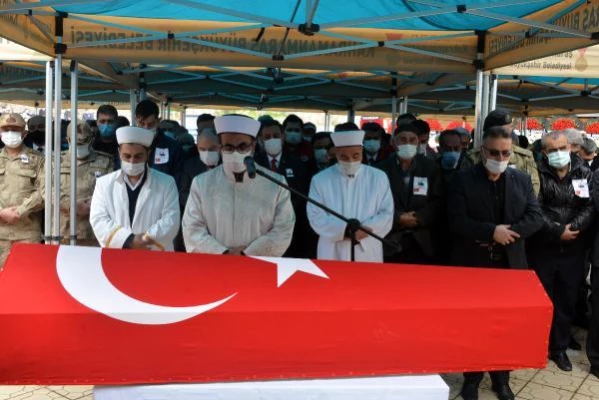 Şehit Mehmet Demir'in cenaze namazını dayısı kıldırdı