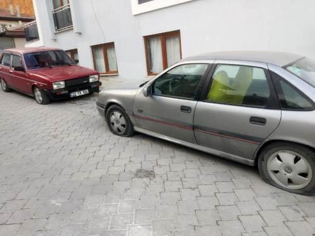 Sokağa girip araçların lastiklerini kestiler