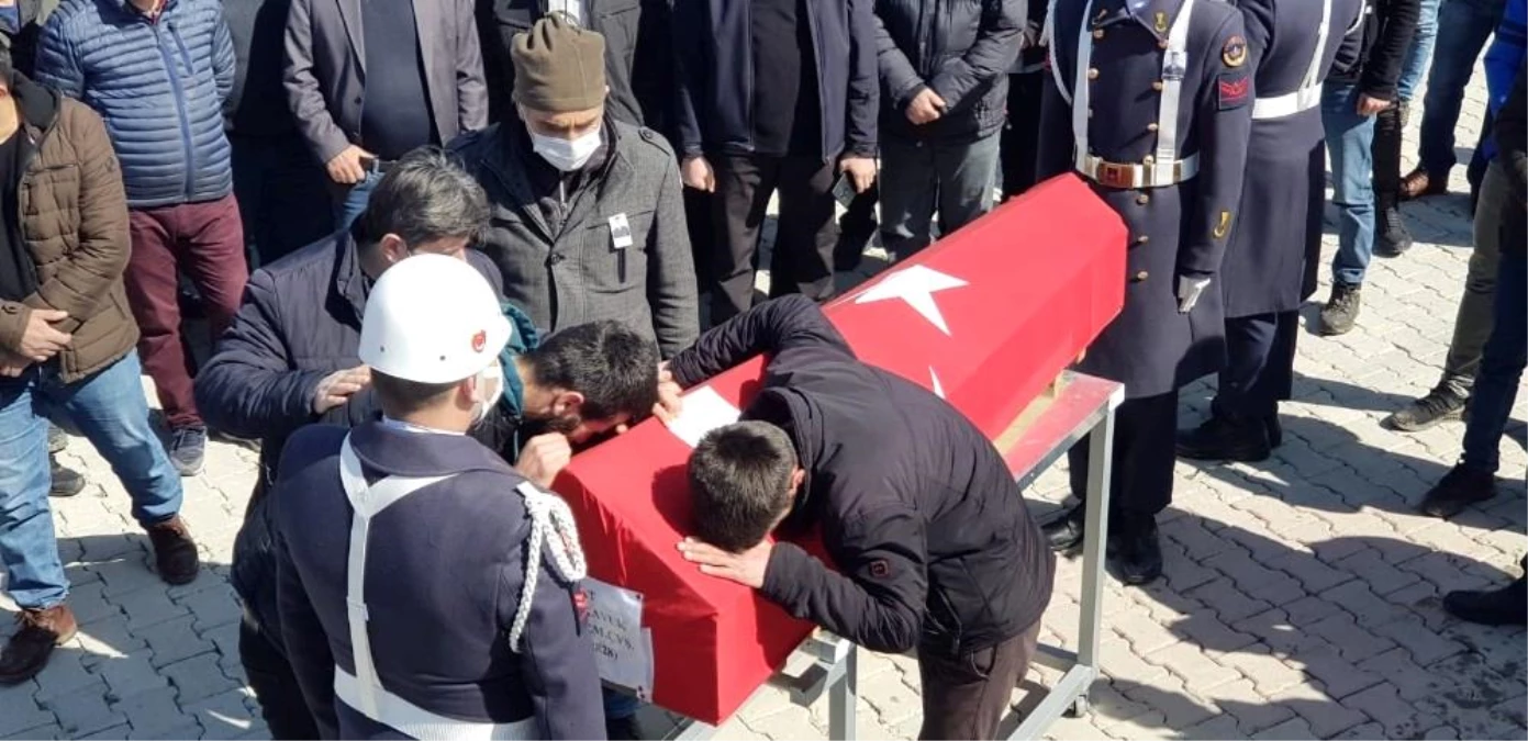 Trafik kazasında hayatını kaybeden uzman çavuş memleketi Erzurum\'da toprağa verildi