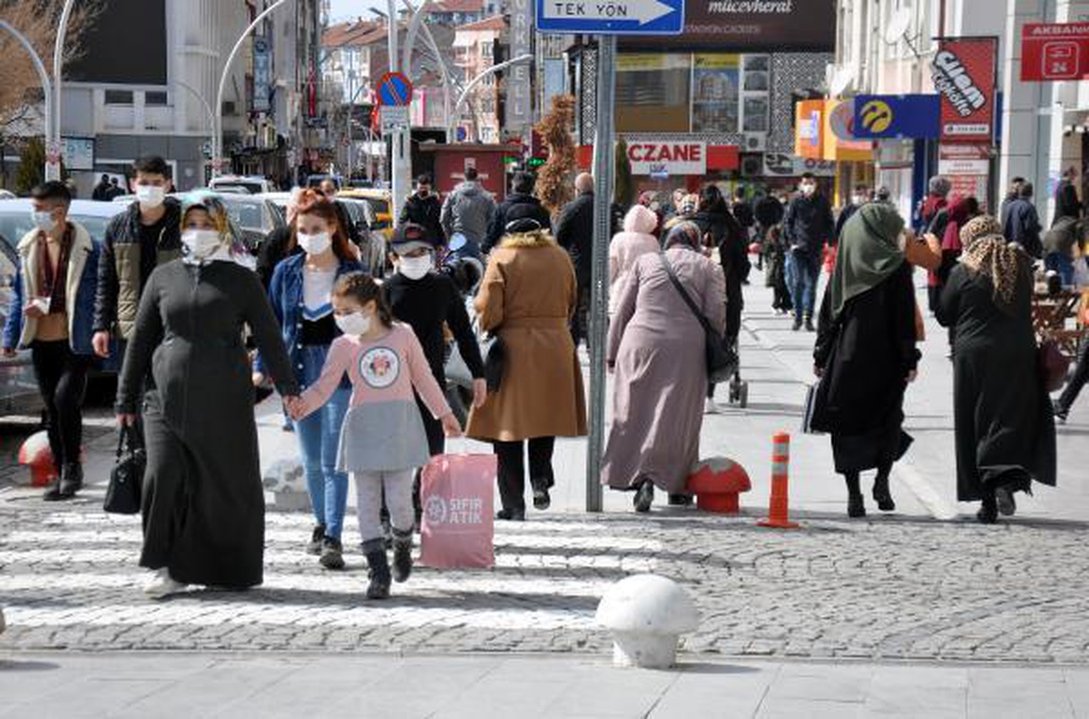 \'Yüksek riskli\' Karaman\'da kısıtlamasız cumartesi; mağaza önünde kuyruk