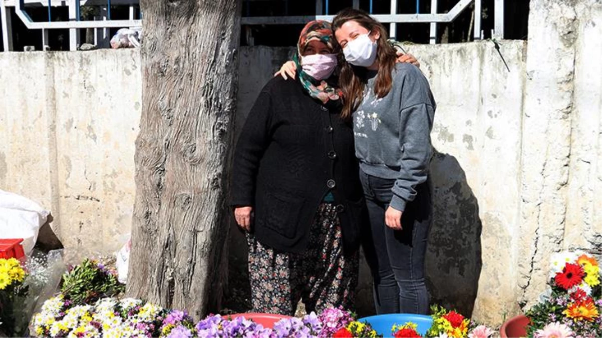 15 yıldır mezarlıkta sattığı çiçeklerle evini geçindiren kadın, kızını Oxford Üniversitesi\'nde okutuyor