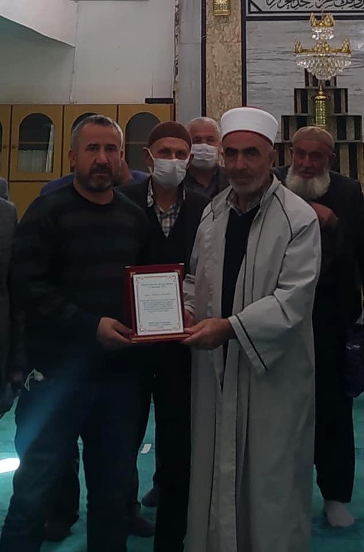 31 yıldır aynı mahallede görev yapan imama plaketli veda
