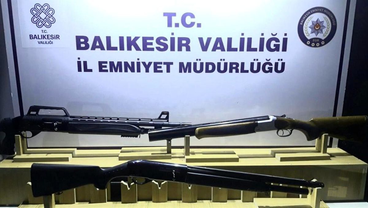 Son dakika haberleri | Balıkesir\'de polis 2 aranan şahsı yakaladı