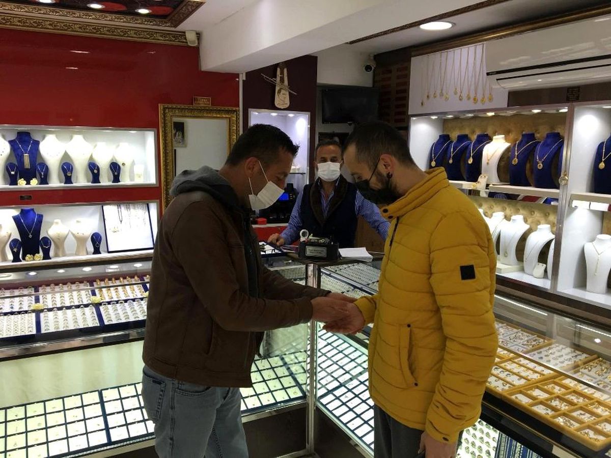 Bayrağımızın simgesi yerden kaldırmak için aldığı kolye altın çıktı