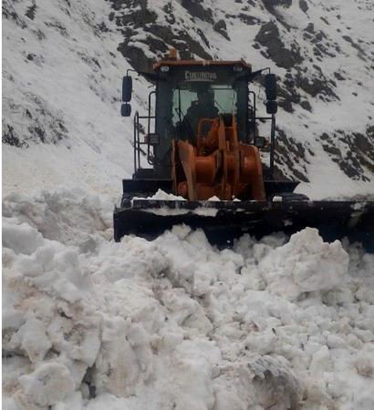 Bingöl\'de çığ düştü, kapanan yol kısa sürede açıldı