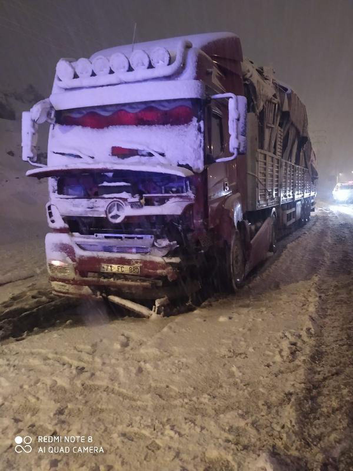 Bitlis\'te kar yağışı kazaya neden oldu: 1 yaralı