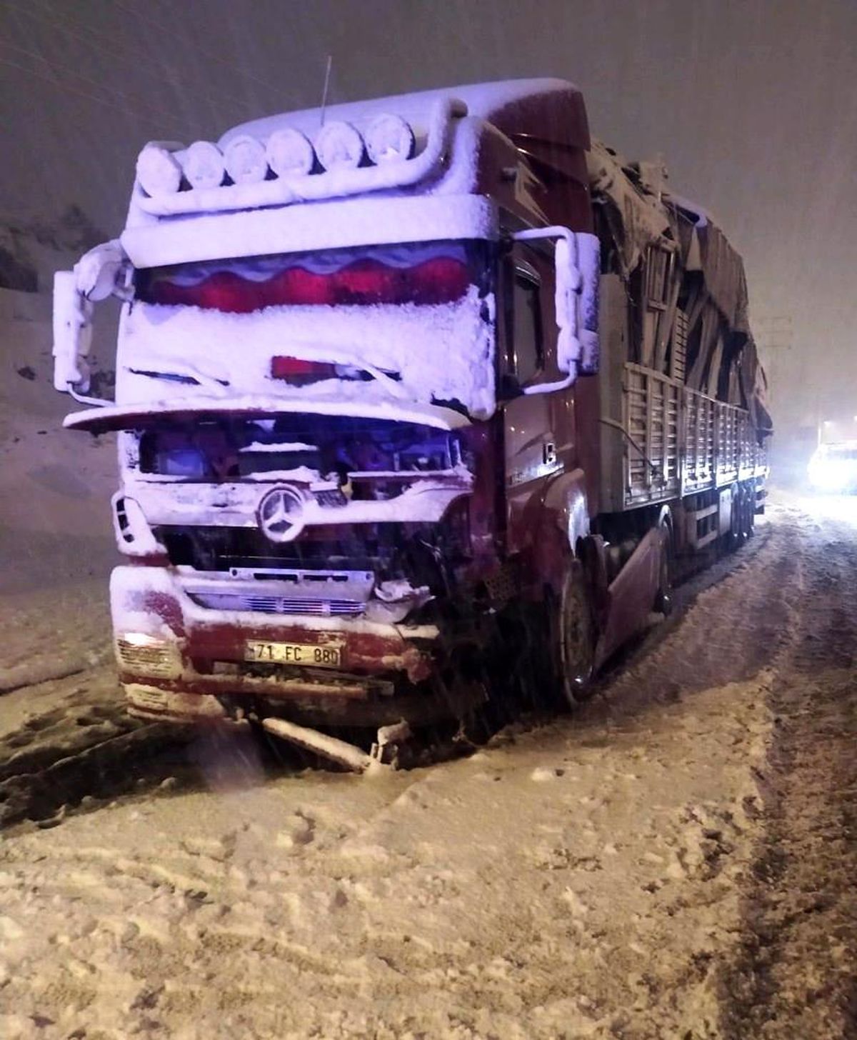 Bitlis\'te kar yağışı kazayı da beraberinde getirdi: 1 yaralı