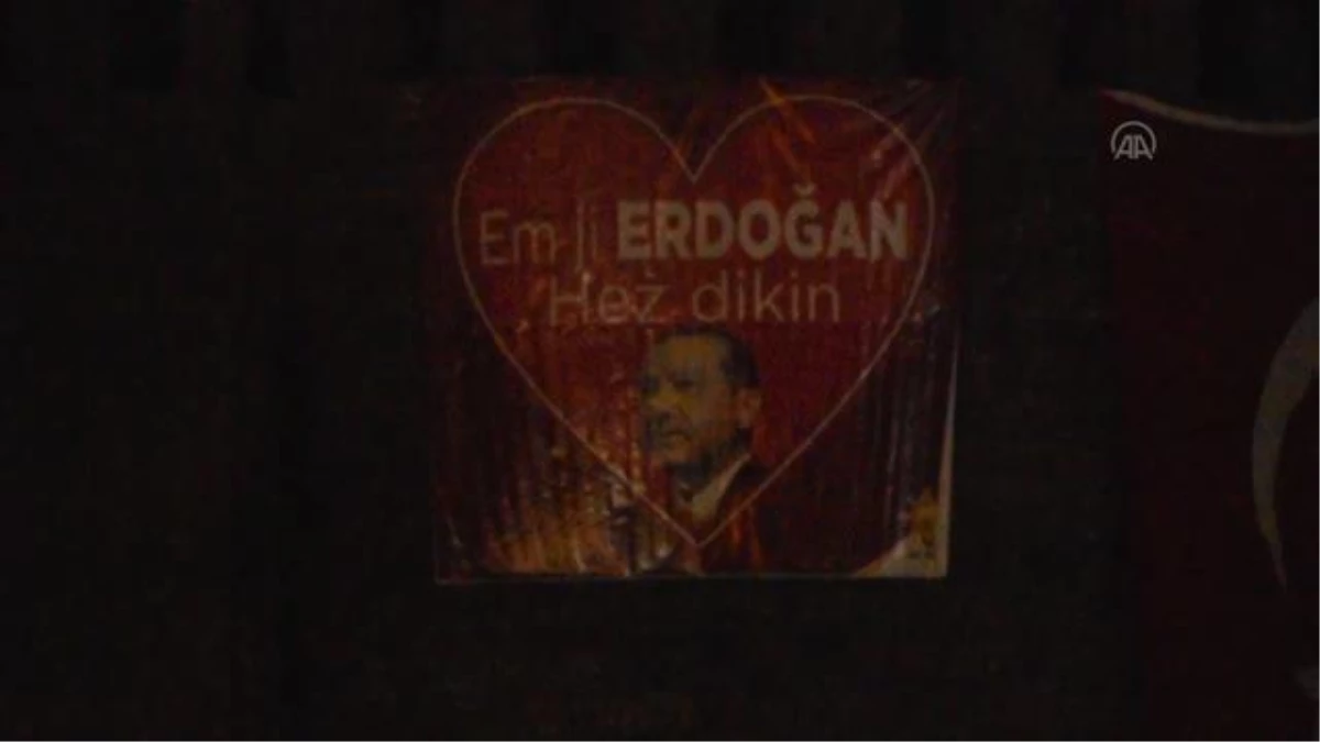 Diyarbakır Kalesi\'ne Kürtçe "Biz Erdoğan\'ı seviyoruz" pankartı asıldı