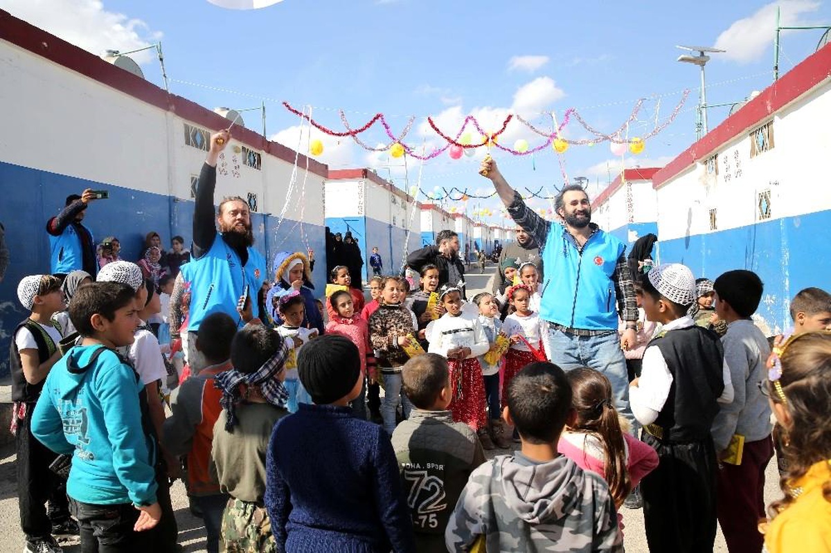 Dizi oyuncuları yetimlerin gönlünü fethetti