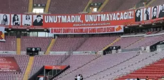 Galatasaray tribünlerinden anlamlı pankart: Unutmadık, unutmayacağız