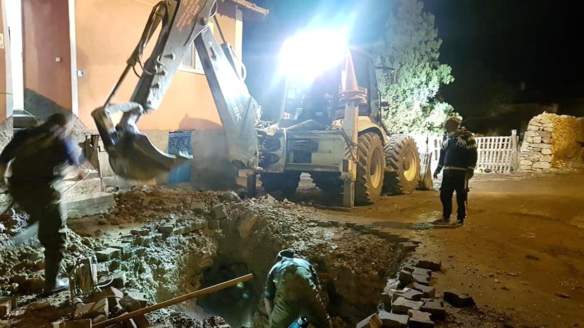 Gece meydana gelen su arızası için seferber oldular