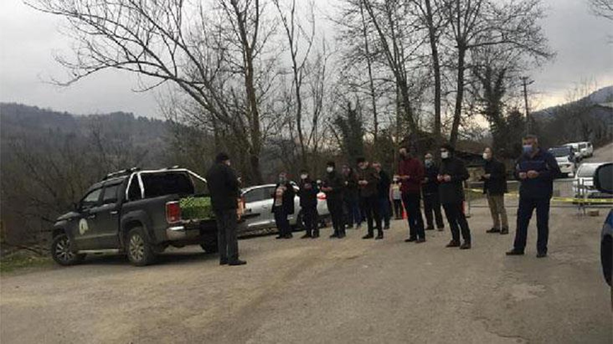 Karantinadaki köylerine giremeyince annelerinin cenaze namazını jandarma noktasında kıldılar