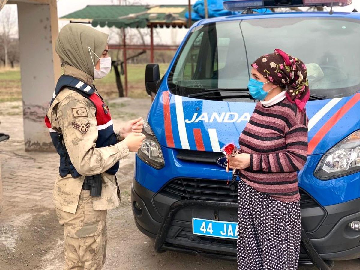 Malatya\'da Jandarma görevlileri, şiddet mağduru kadınları unutmadı