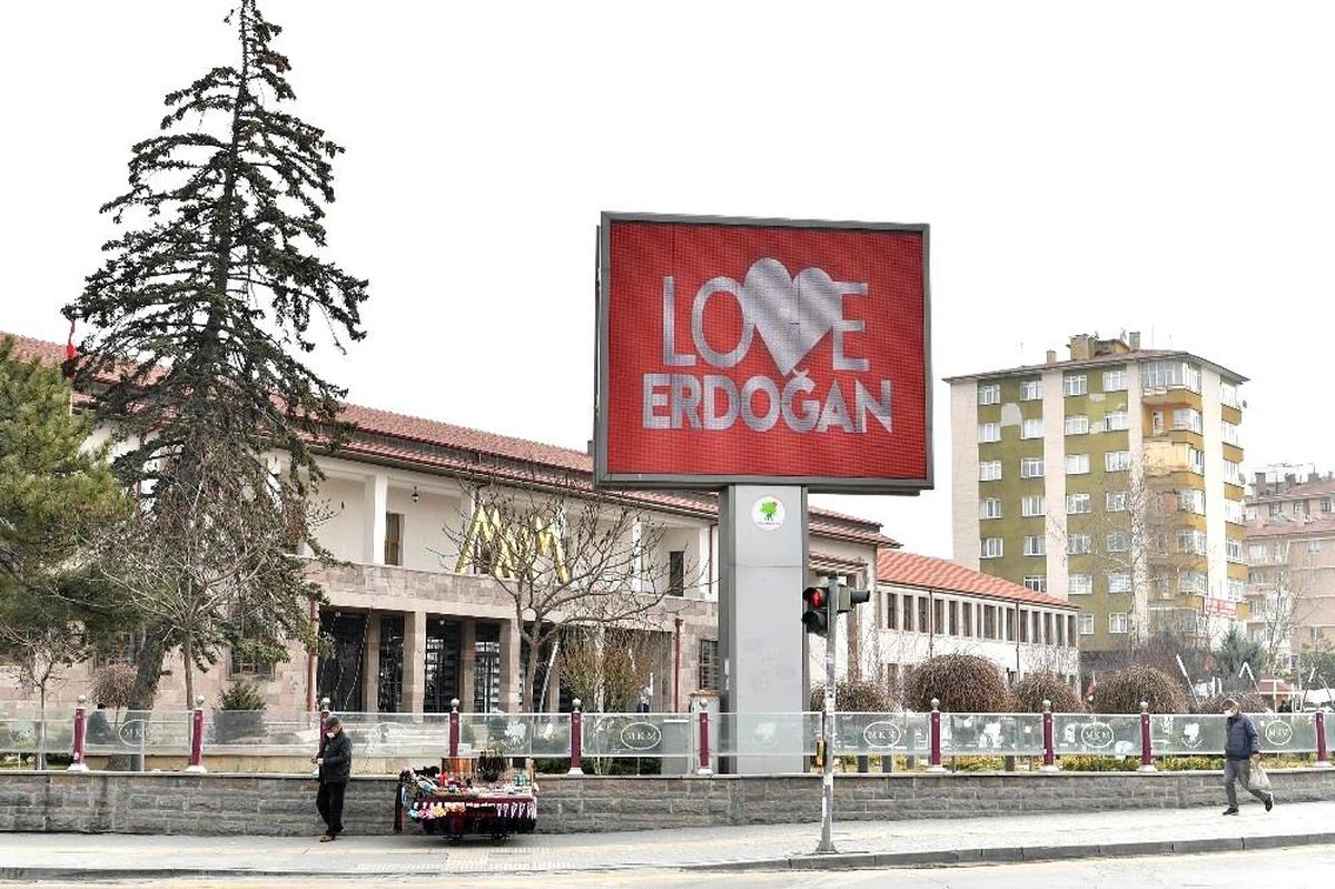 Son dakika! Mamak\'ta "Love Erdoğan" görseli LED ekranlara yansıtıldı