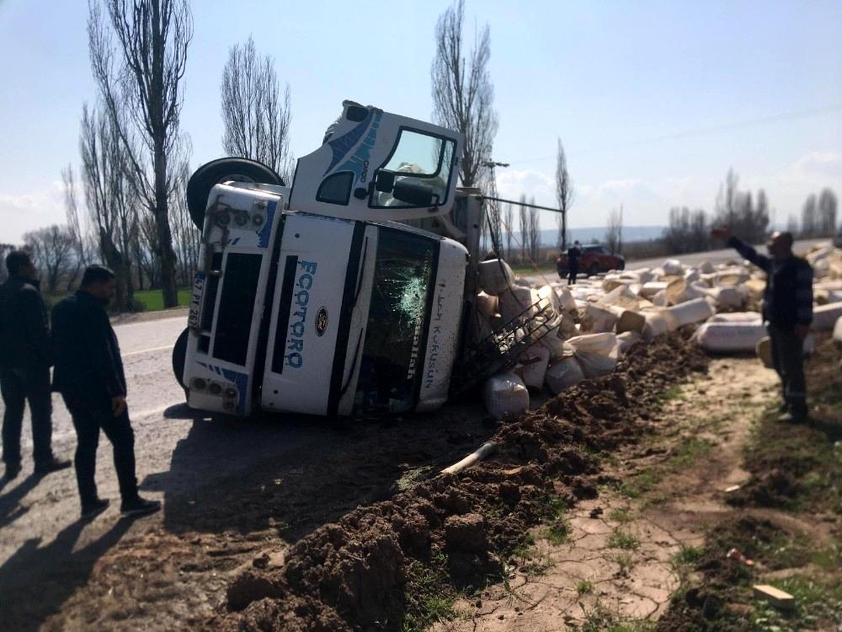 Motosiklet sürücüsüne çarpmamak için kaza yaptı