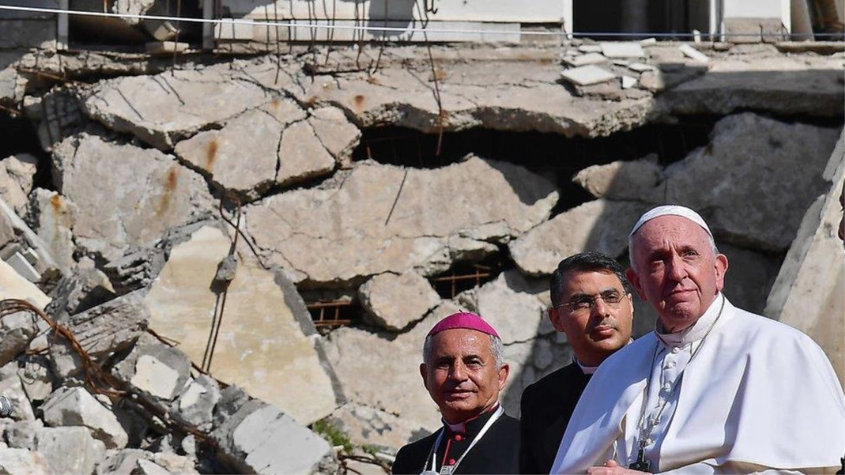 Papa Francesco, Musul\'da kiliselerin enkazı arasında dua etti