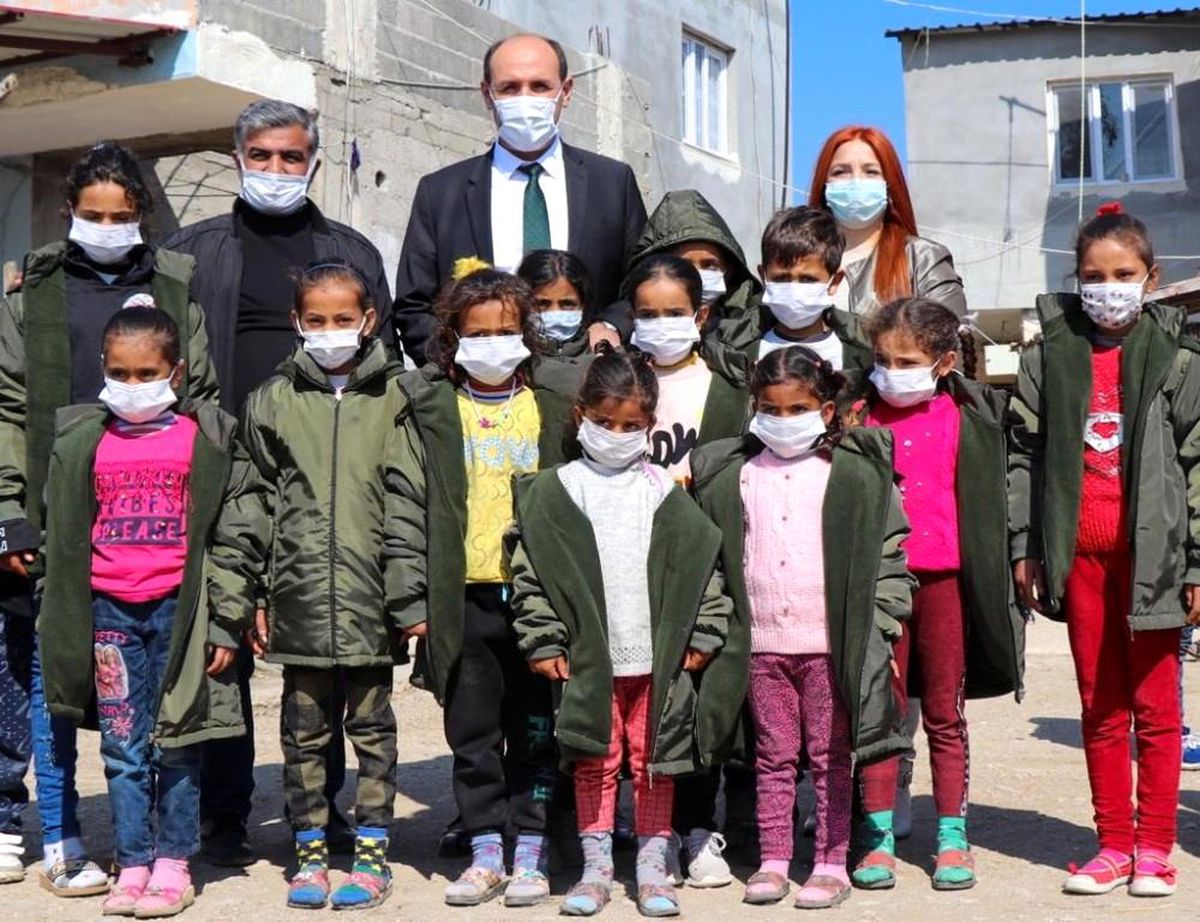 Son dakika yaşam: Sera eğitimi verilen tarım işçilerinin çocuklarına mont dağıtıldı