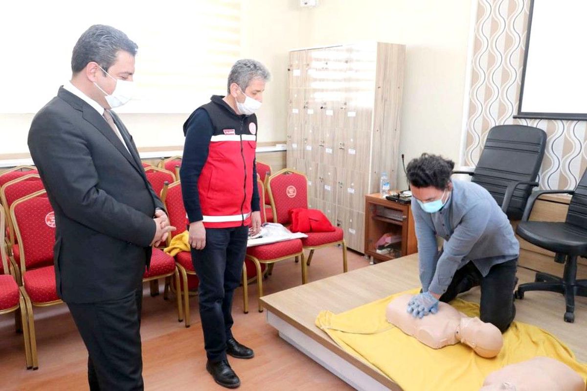 Sivas\'ta öğretmenlere ilk yardım eğitimi