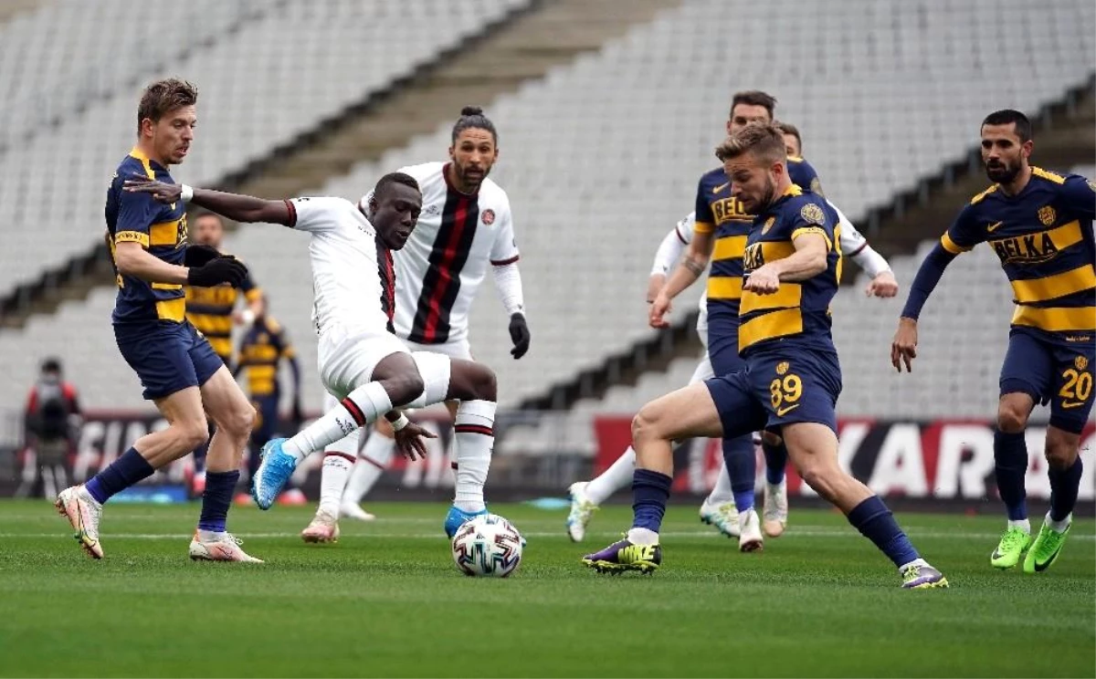 Süper Lig: Fatih Karagümrük: 0 MKE Ankaragücü: 0 (İlk yarı)