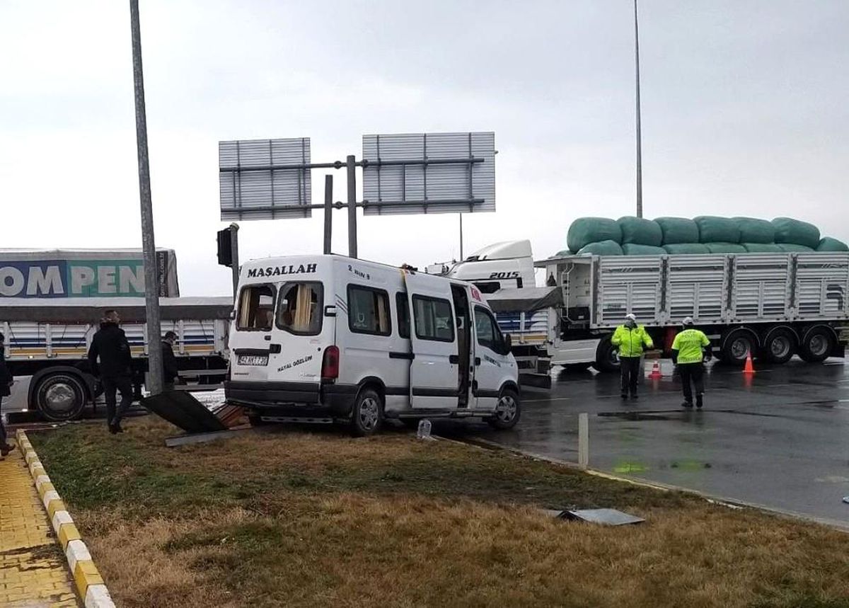 Tarım işçilerini taşıyan minibüs ile tır çarpıştı: 8 yaralı