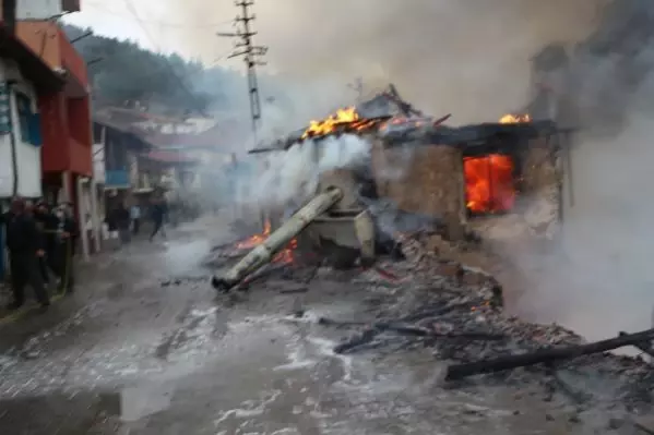 Tokat Ta Ahsap Evde Yangin Cikti 2 Eve Sicradi Son Dakika