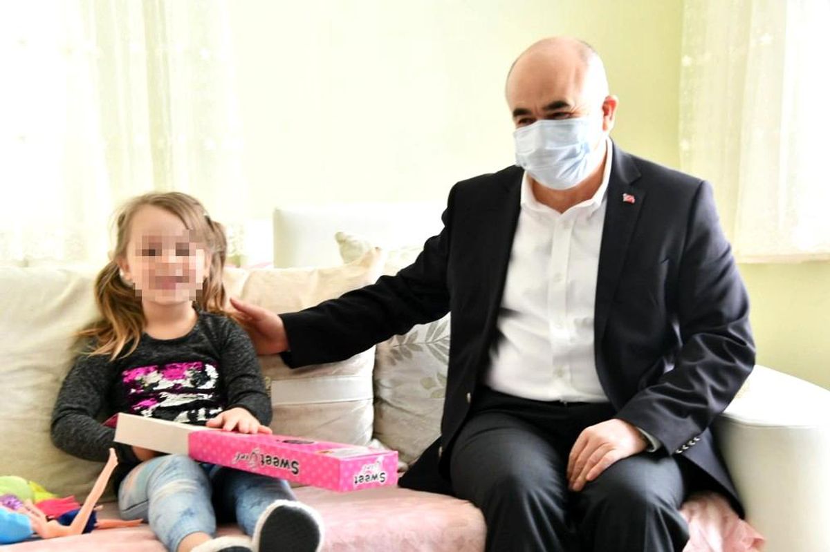Vali Dağlı\'dan öldüresiye darp edilen kadının küçük kızına moral