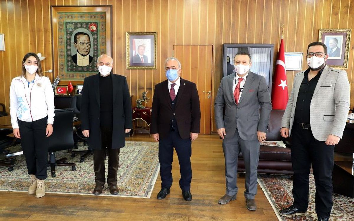 Voleybol temsilcilerinden Rektör Çomaklı\'ya ziyaret