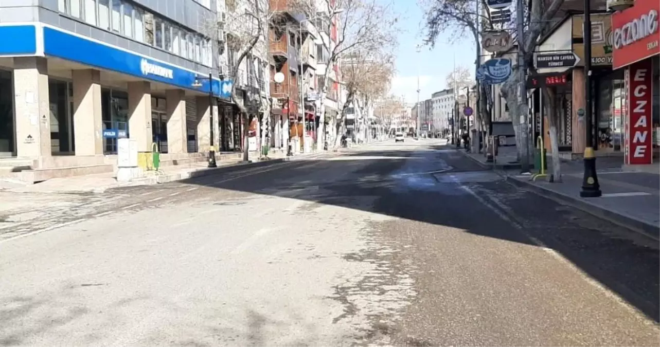 Yüksek riskli iller arasındaki Adıyaman\'da cadde ve sokaklar boş kaldı