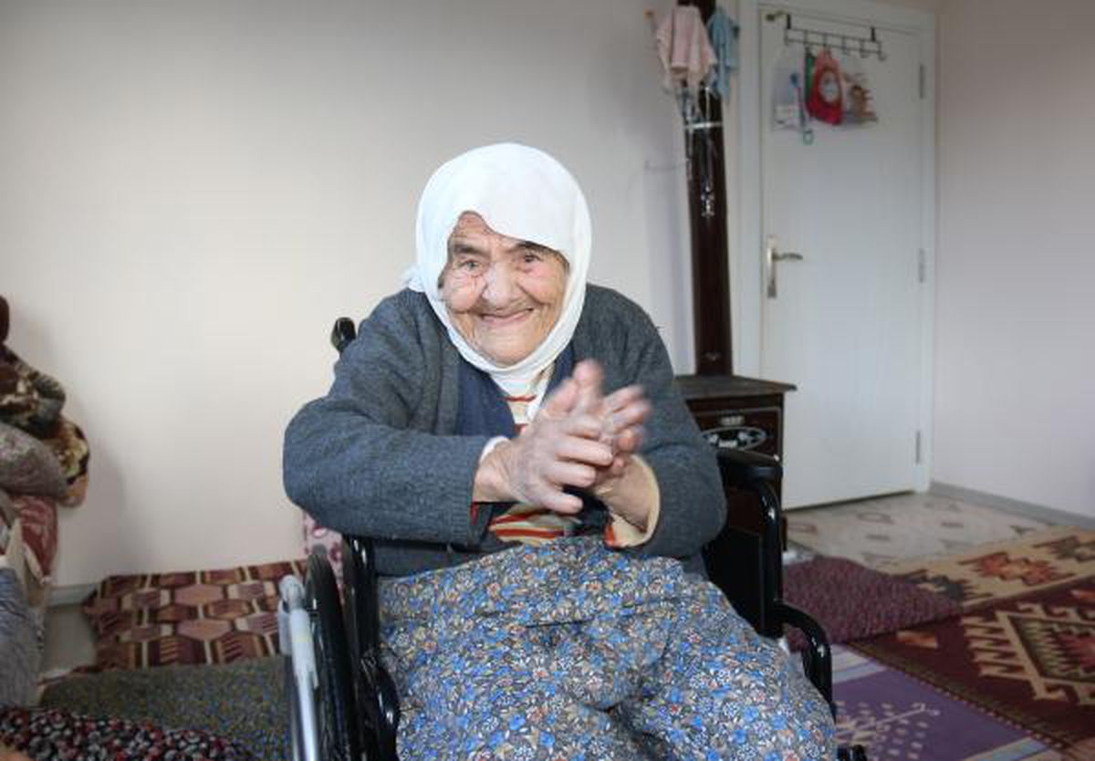 102 yaşındaki Fatma Nine\'nin tekerlekli sandalye mutluluğu